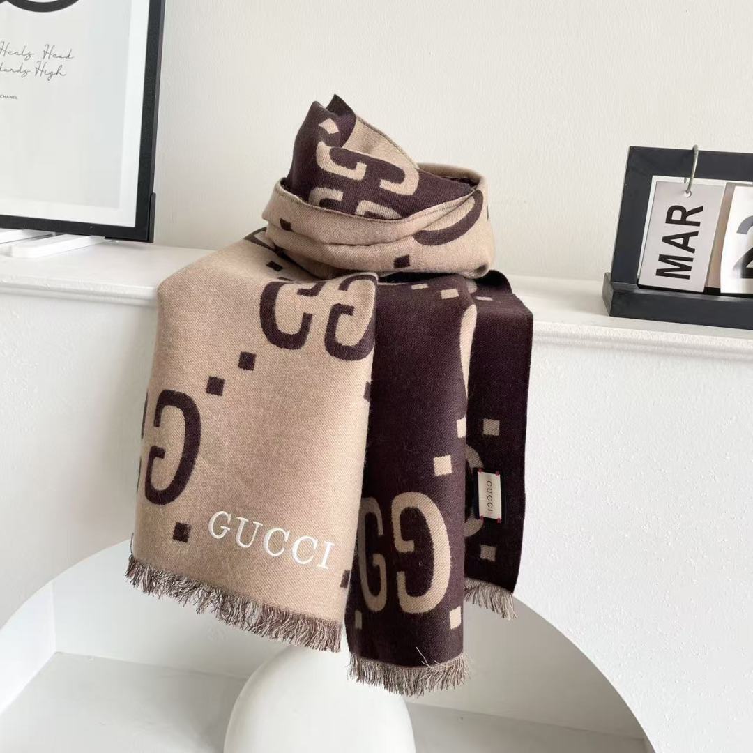 火爆专柜同步新款 灭世版本来袭，不是不做，只是还没做到极致，顶级版本出货，羊毛真丝围巾，装饰超大造型设计