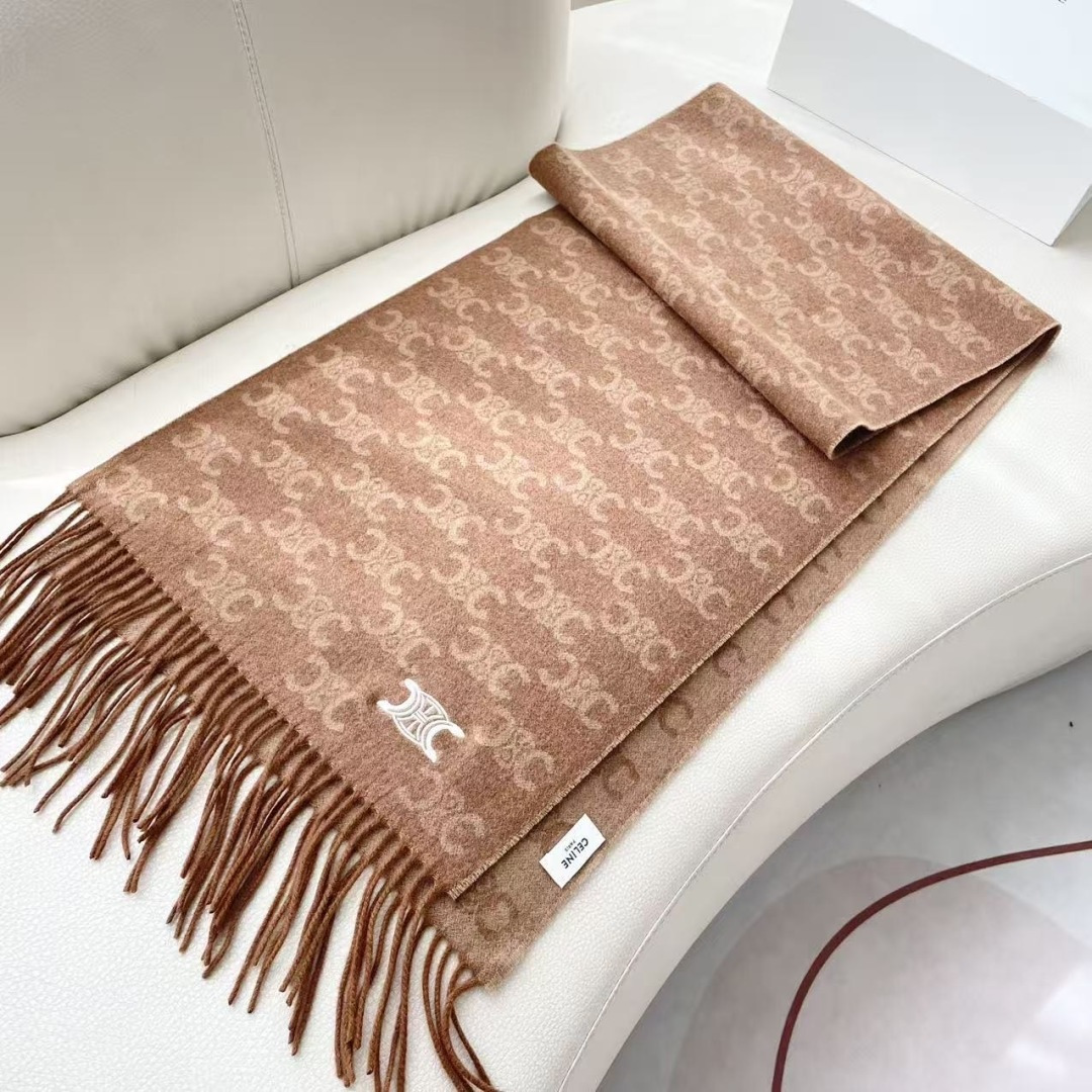 赛林 凯旋门散林老花羊绒围巾终于出货了……很多宝宝要的上身图来啦！羊绒的质地戴起来软乎乎超舒服！双面明暗