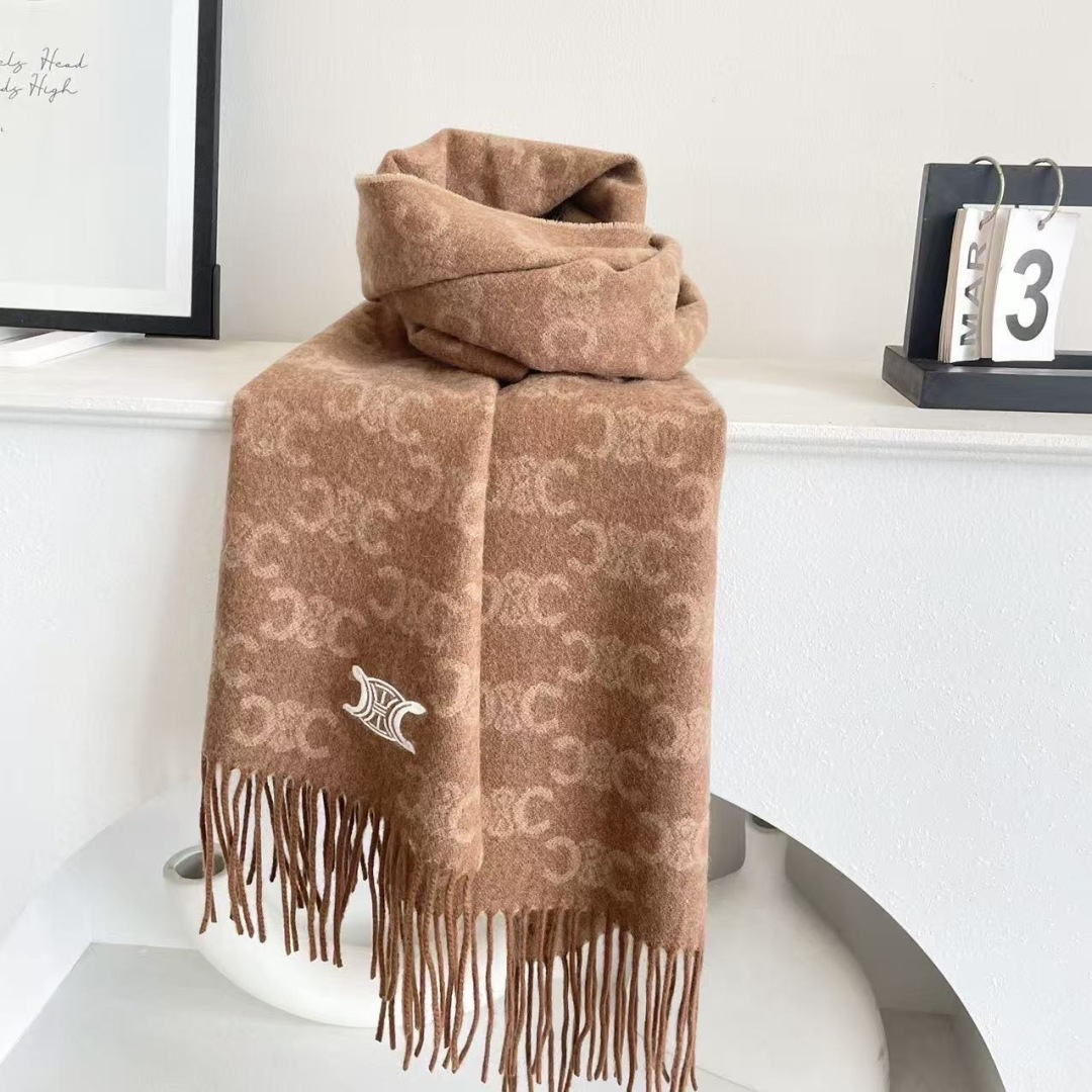 赛林 凯旋门散林老花羊绒围巾终于出货了……很多宝宝要的上身图来啦！羊绒的质地戴起来软乎乎超舒服！双面明暗