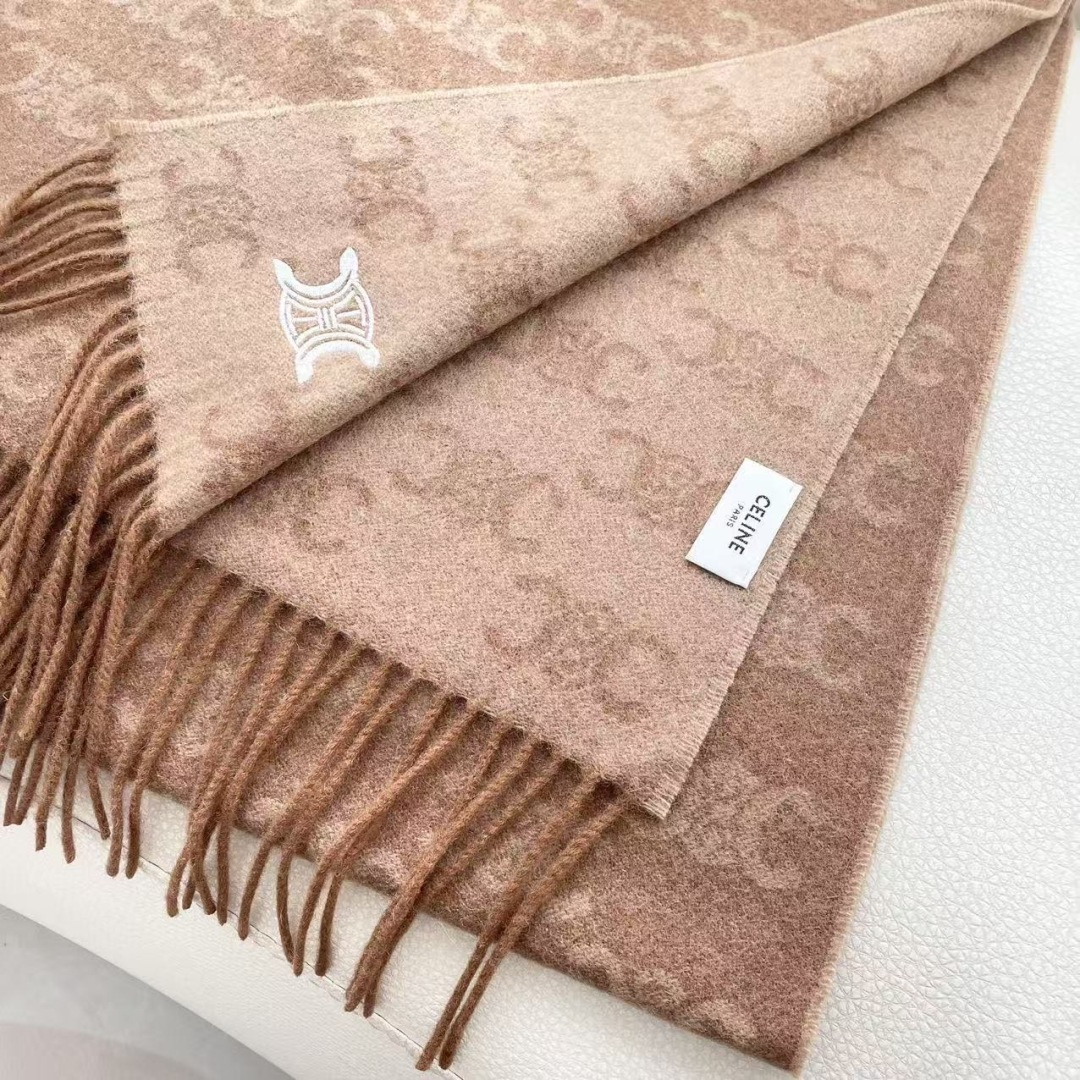 赛林 凯旋门散林老花羊绒围巾终于出货了……很多宝宝要的上身图来啦！羊绒的质地戴起来软乎乎超舒服！双面明暗