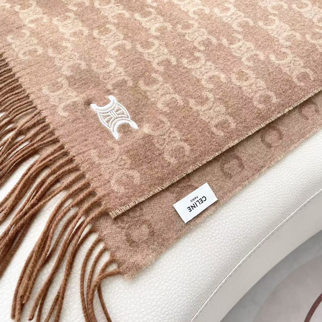 赛林 凯旋门散林老花羊绒围巾终于出货了……很多宝宝要的上身图来啦！羊绒的质地戴起来软乎乎超舒服！双面明暗