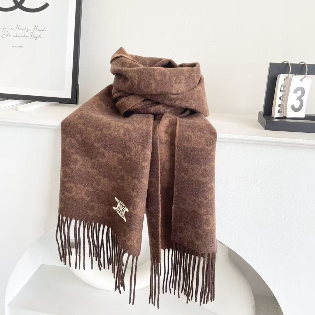 赛林 凯旋门散林老花羊绒围巾终于出货了……很多宝宝要的上身图来啦！羊绒的质地戴起来软乎乎超舒服！双面明暗