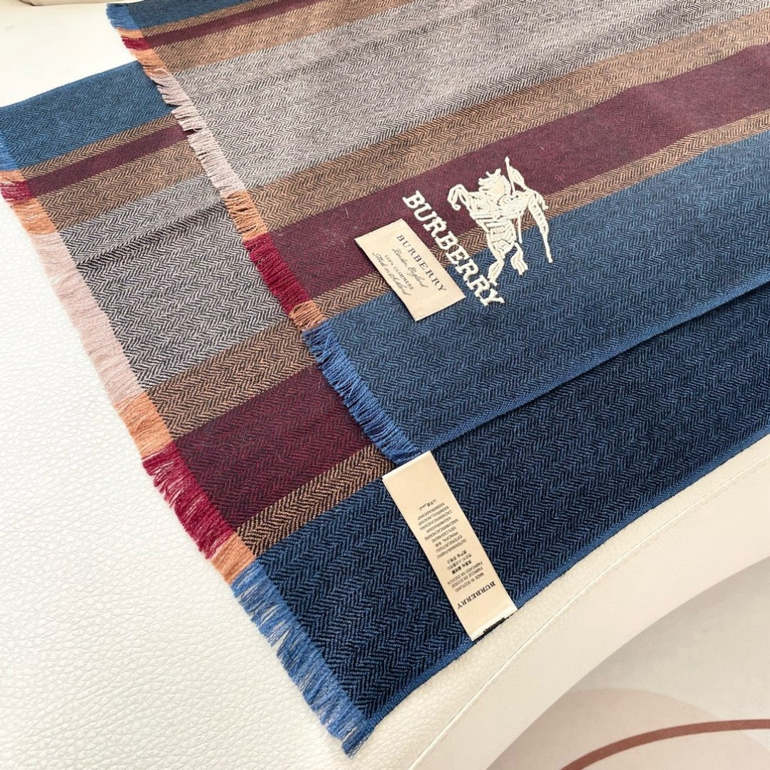 王牌口碑burberry深度水波纹经典羊绒格子围巾‼专柜最新品相，目前专柜都换上了新标👍经典中的经典.全