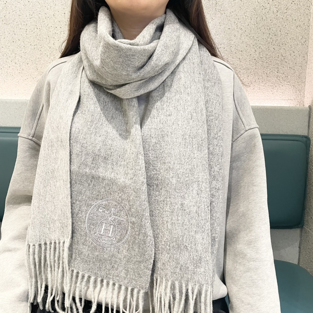 NO:663154,The new 2025 Hermès men's and women's scarves are available, buy them and cherish them~ They are all export orders, so it is rare to find something that is small but refined and beautiful. You must buy this H family women's scarf. The style is very feminine and it is a very Classic design for men and women. The classic large-area fabric is made of cashmere supplied by customers. It is very fine and soft, very beautiful. The upper body effect is unparalleled.  The atmosphere is simple and the color is super nice. Any boy or girl will like this style. The small logo is very exquisite and has a texture that is not ostentatious. It is suitable for formal wear or casual wear. It can be folded in half or hung in a circle. It is stylish for a gentleman and has a warm demeanor. Material cashmere, size 32x200 high version scarf, high version scarf, hermes19860909上新2025爱马仕男女款围巾且买且珍惜~都是出口订单所以比较难遇东西讲究少而精好看的一定要收这款H家女士围巾,款式很有女性魅力是男女款里非常Classical的设计,经典大方面料采用的是客供的羊绒细腻柔软度都非常的好,非常漂亮.上身效果无敌好看大气简约,超级好看的配色,任何男生女生都会喜欢的款吧小小Logo非常精致的点缀有质感不张扬~~搭配正装或者搭配休闲装都很合适~对折挂围或者绕圈围都完全可以,绅士有型~有温度的风度.材质羊绒,尺寸32x200高版本围巾,高版本围巾,hermes,scarf