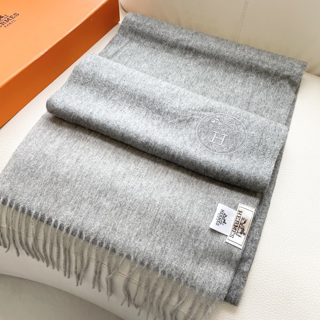 上新2025爱马仕男女款围巾且买且珍惜😍~都是出口订单所以比较难遇❤️东西讲究少而精😍好看的一定要收😎这