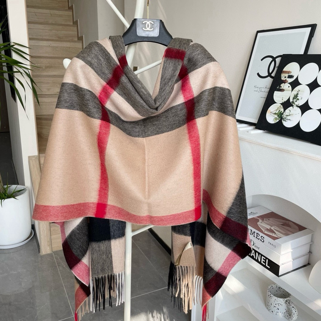 高端好品质 市场质量不一样 爆款上新 情侣款👍👍巴宝利披肩 独家牛货🐂 奢华尽在尺寸之间，高端品质‼️具