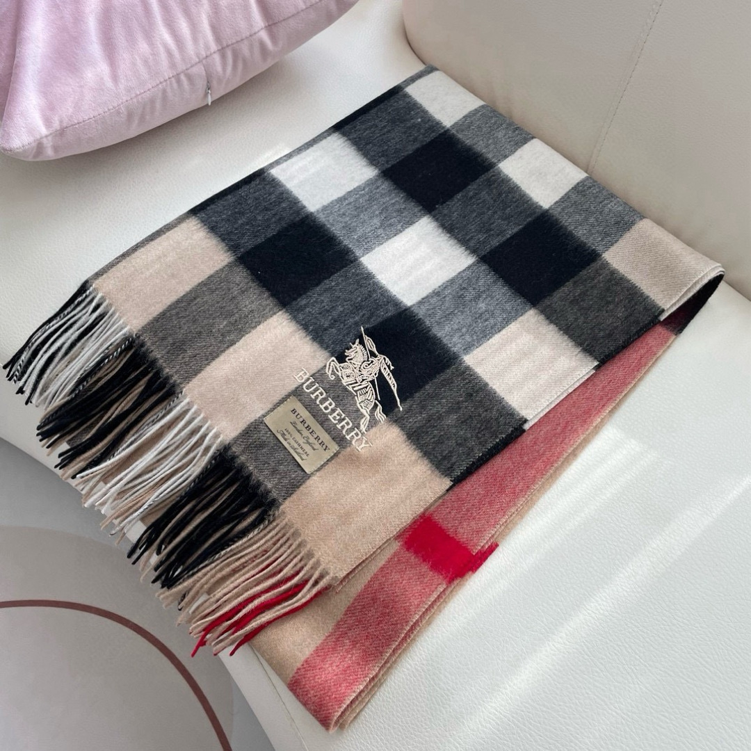 高端好品质 市场质量不一样 爆款上新 情侣款👍👍巴宝利披肩 独家牛货🐂 奢华尽在尺寸之间，高端品质‼️具