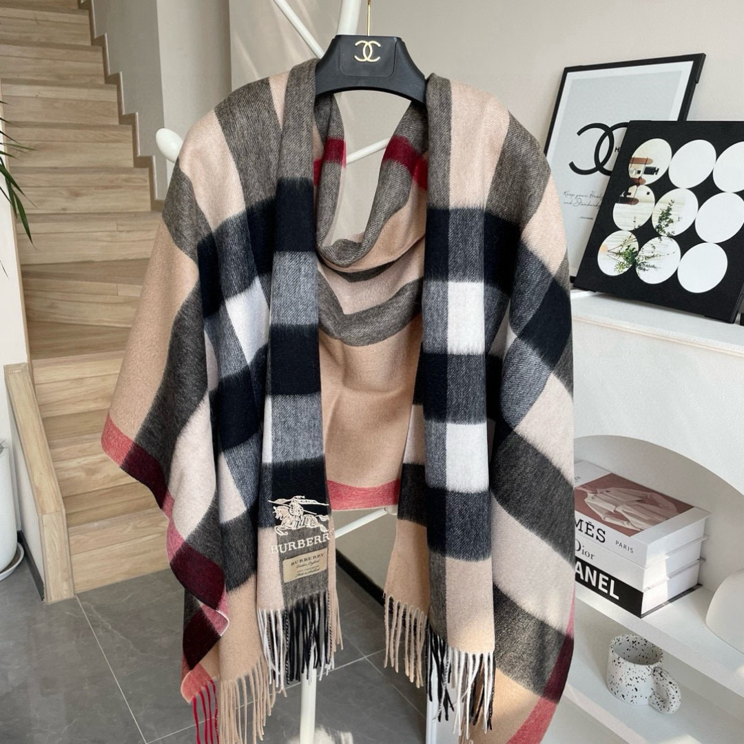 高端好品质 市场质量不一样 爆款上新 情侣款👍👍巴宝利披肩 独家牛货🐂 奢华尽在尺寸之间，高端品质‼️具