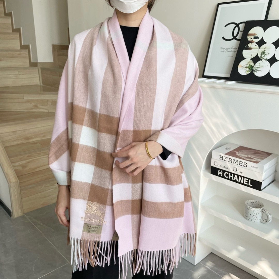 NO:663164,High-end and good quality. The market quality is different. New popular models. Burberry shawls for couples. Exclusive products. Luxury is in the size. High-end quality. Only with super high cashmere quality will this brand favor this quality product. It is a rare knitted scarf on the market. It is really a super high-end product. Only such a big brand can have it. Every color is loved and every color is retained. Selling one less good product. Imported knitted cashmere. Size 200*70 high version scarf, high version scarf, burberry, shawls19860909高端好品质 市场质量不一样 爆款上新 情侣款巴宝利披肩 独家牛货 奢华尽在尺寸之间,高端品质具有超高羊绒品质才会被此品牌青睐这种精品是市场上及其少见的围巾针织,真是超级高端货只有这种大品牌才会拥有每色都是大爱每色都留.卖一条少一条的好货 进口针织羊绒 尺寸200*70高版本围巾,高版本围巾,burberry,shawls,scarf