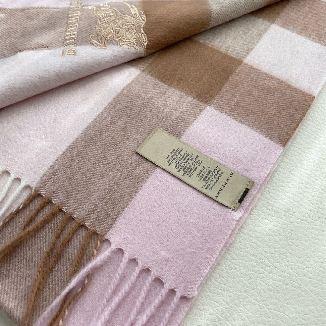 高端好品质 市场质量不一样 爆款上新 情侣款👍👍巴宝利披肩 独家牛货🐂 奢华尽在尺寸之间，高端品质‼️具