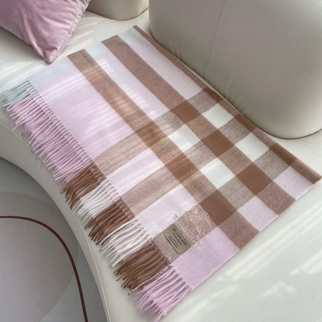 高端好品质 市场质量不一样 爆款上新 情侣款👍👍巴宝利披肩 独家牛货🐂 奢华尽在尺寸之间，高端品质‼️具