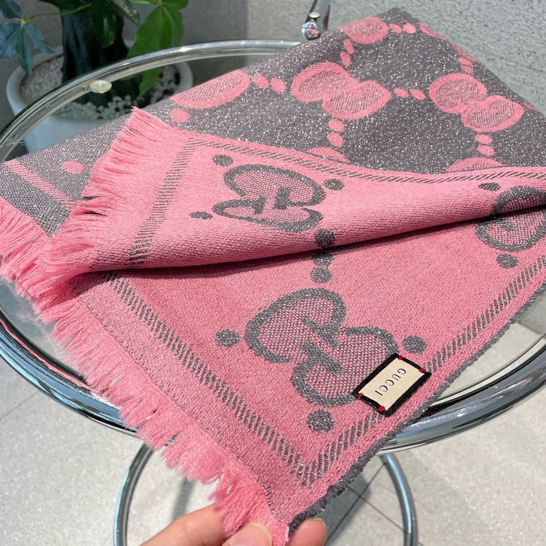 ✨✨【▪️可以信手拈来的高级时髦感！！】品质超级赞，这个价格真心超值到家了！！LV又一款秋冬款围巾，老花