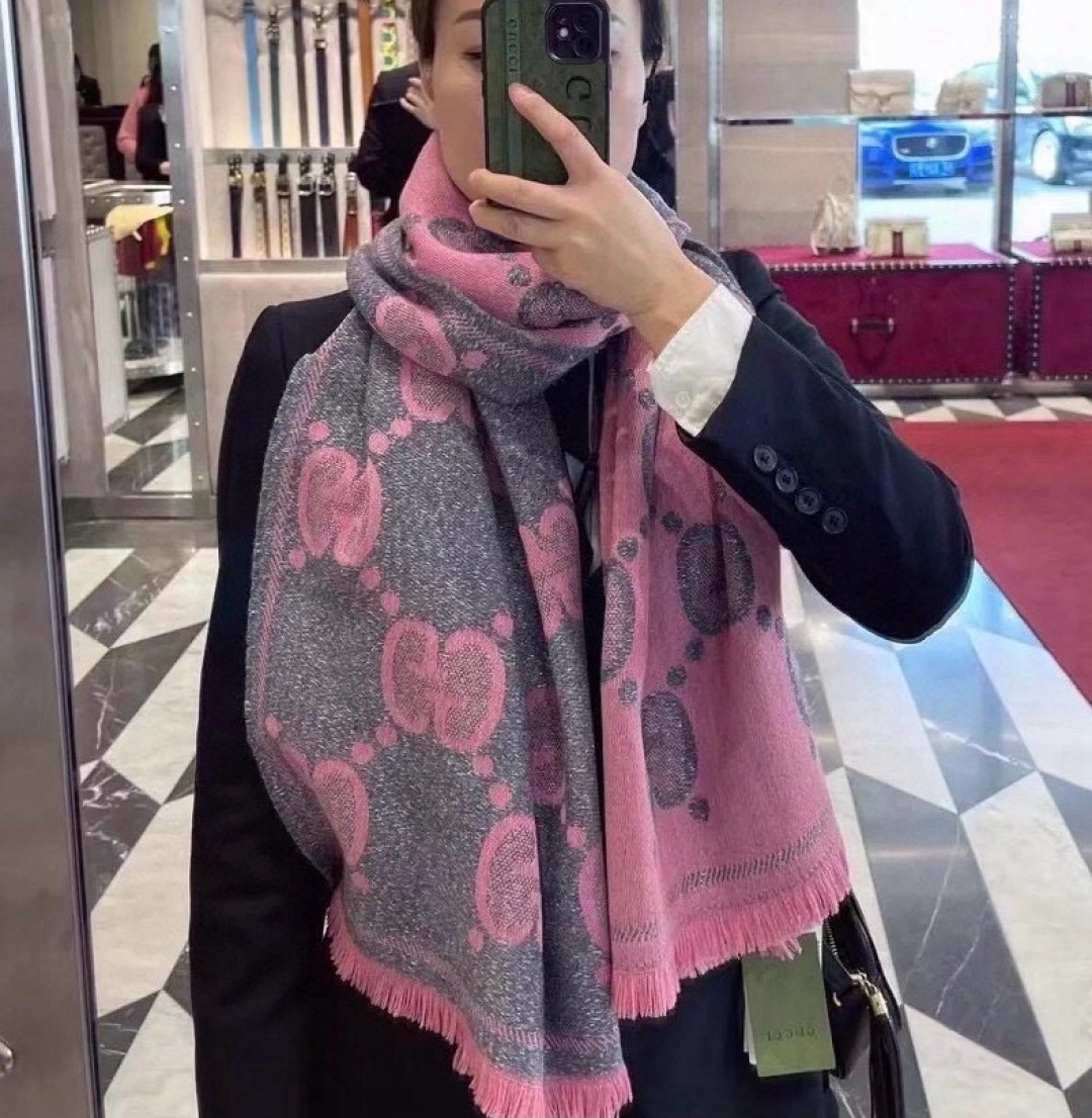 NO:663170,【High-end fashion that you can easily get at your fingertips!  !  】The quality is super great, and the price is really worth it!  !  Another autumn and winter scarf from LV, the presbyopia is LV’s most fashionable design!  !  What’s special about this model is that it’s the most classic and attractive Monogram presbyopia style from LV, and it’s also a long scarf design, which is very easy to control!  !  Classic luxury!  This kind of scarf looks really good in autumn and winter!  !  !  The size specification is 45*200cm, which is a very easy-to-manage cashmere scarf size!  !  high version scarf,high version scarf,louis vuitton19860909【可以信手拈来的高级时髦感！！】品质超级赞,这个价格真心超值到家了！！LV又一款秋冬款围巾,老花是LV最时髦的设计！！此款的特别之处就在于款式是Lv最经典最耐看的Monogram老花,又是长巾设计,非常好驾驭！！经典奢华！秋冬配这样的围巾真心好看！！！尺寸规格45*200cm非常好驾驭的羊绒围巾尺寸！！高版本围巾,高版本围巾,louis vuitton,scarf