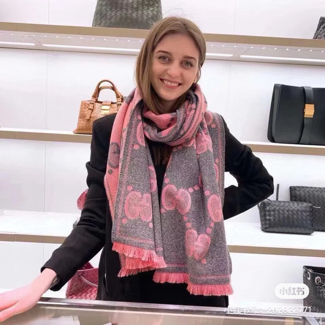 ✨✨【▪️可以信手拈来的高级时髦感！！】品质超级赞，这个价格真心超值到家了！！LV又一款秋冬款围巾，老花