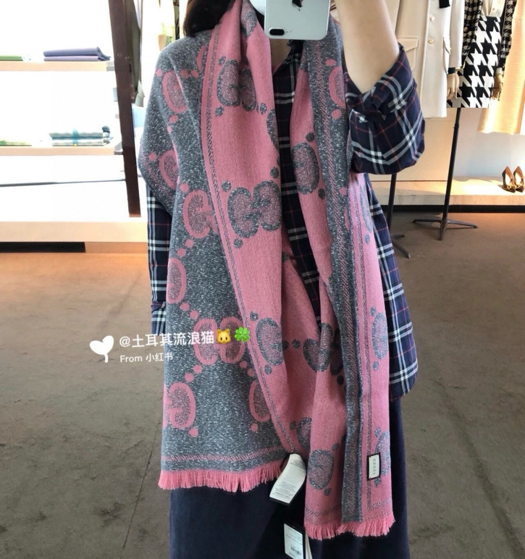 ✨✨【▪️可以信手拈来的高级时髦感！！】品质超级赞，这个价格真心超值到家了！！LV又一款秋冬款围巾，老花