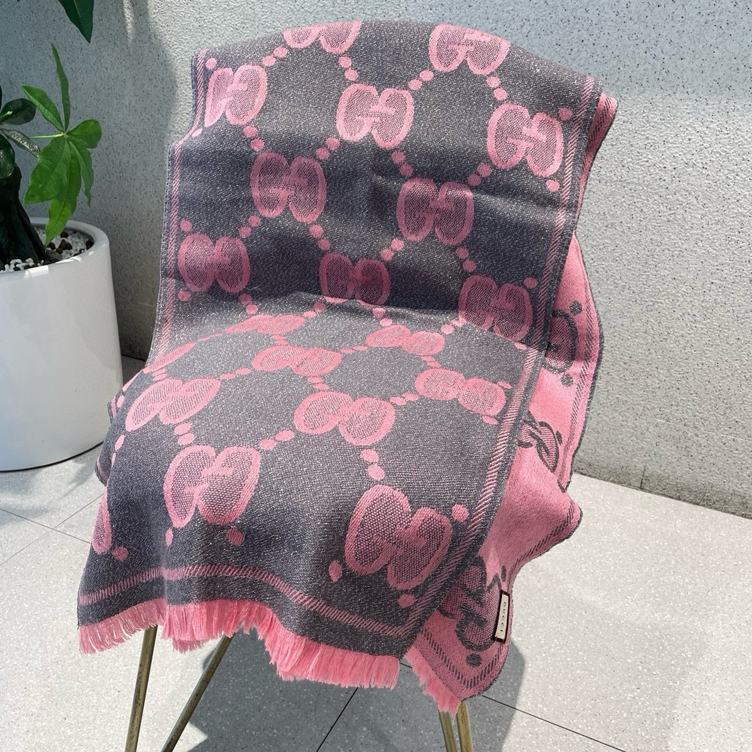 ✨✨【▪️可以信手拈来的高级时髦感！！】品质超级赞，这个价格真心超值到家了！！LV又一款秋冬款围巾，老花