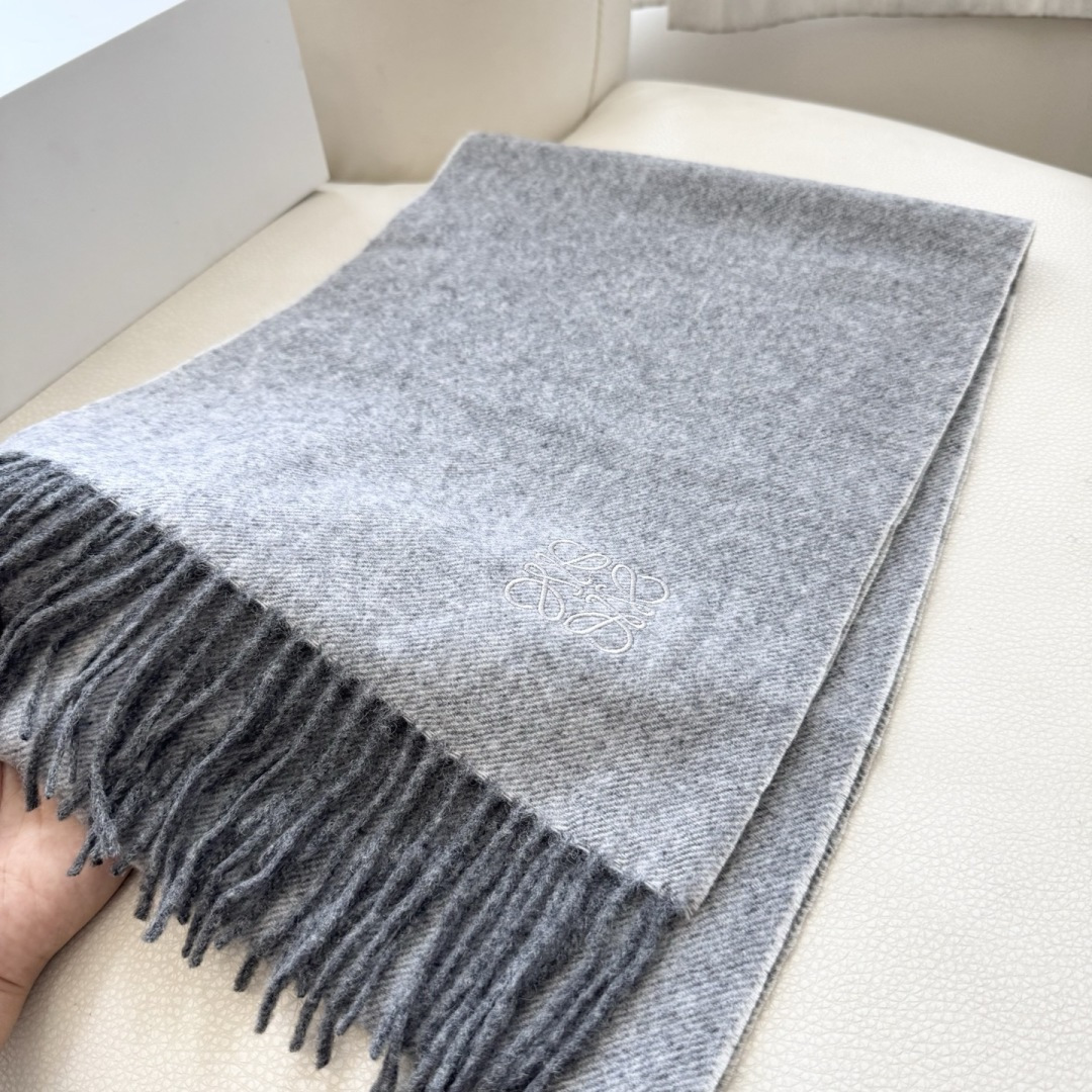 。爆款‼️顶级高尖端⚠️【LOEWE罗意威直供迪拜出口货‼️】🎀官网双面罗意威🌾新品✨双面羊绒围巾♨️高