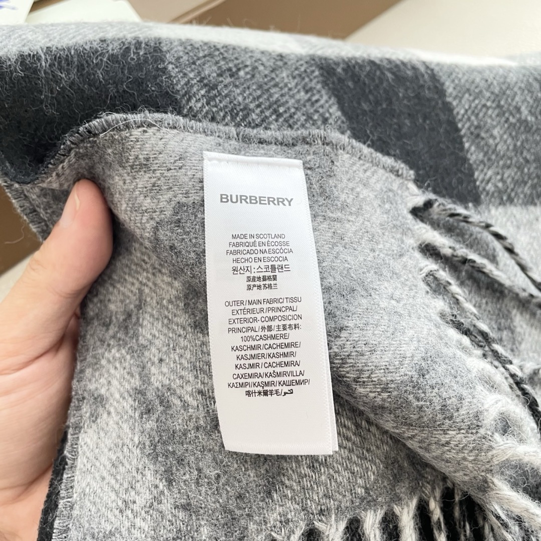 上新2025爱马仕双面男女款围巾且买且珍惜😍~都是出口订单所以比较难遇❤️东西讲究少而精😍好看的一定要收