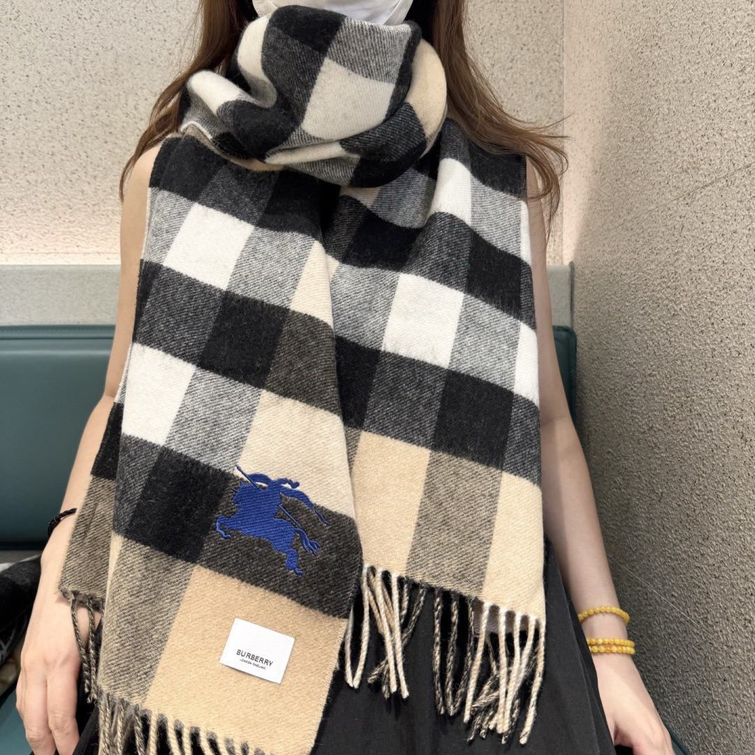 NO:663141,The new 2025 Hermès double-sided men's and women's scarves are available, buy them and cherish them~ They are all export orders, so it is rare to find something that is small but refined and beautiful. You must buy this H family women's scarf. The style is very feminine and charming. It is a very Classic design for men and women. The classic large-area fabric is made of cashmere supplied by customers. It is very fine and soft, very beautiful. The upper body effect is invincible.  Nice and simple, super nice color scheme, a style that any boy or girl will like. The small logo is very delicate and textured without being ostentatious. It is suitable for formal wear or casual wear. It can be folded in half or hung in a circle. It is stylish for a gentleman and has a warm demeanor. Material cashmere, size 46x200 high version scarf, high version scarf, hermes19860909上新2025爱马仕双面男女款围巾且买且珍惜~都是出口订单所以比较难遇东西讲究少而精好看的一定要收这款H家女士围巾,款式很有女性魅力是男女款里非常Classical的设计,经典大方面料采用的是客供的羊绒细腻柔软度都非常的好,非常漂亮.上身效果无敌好看大气简约,超级好看的配色,任何男生女生都会喜欢的款吧小小Logo非常精致的点缀有质感不张扬~~搭配正装或者搭配休闲装都很合适~对折挂围或者绕圈围都完全可以,绅士有型~有温度的风度.材质羊绒,尺寸46x200高版本围巾,高版本围巾,hermes,scarf