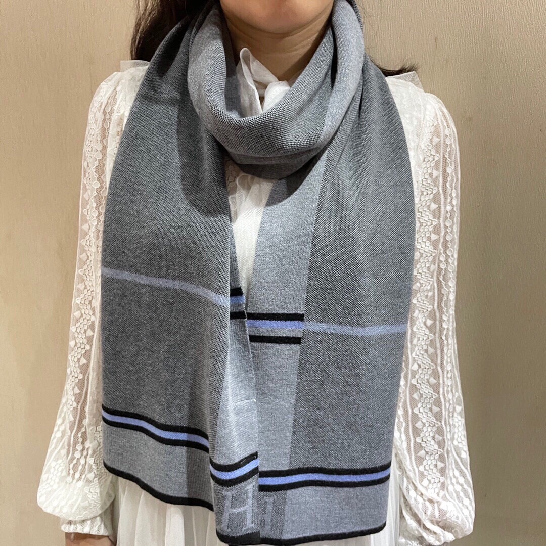 NO:663149,The latest Hermès model is coming to the counter in 2025. Top-grade yarn-dyed technology. This technology is only available from big-name genuine factories. Top-grade knitted plus cashmere scarves. High-end products. Fashionable big-name products. The colors are super positive, super soft, warm and skin-friendly. The simple plain colors are very grand... It is really a rare product. The 32*180cm size long scarf is definitely a high-end boutique that is easy to use. You can go to all major counters with confidence when wearing it. High version scarf, high version scarf, Hermes198609092025专柜最新款爱马仕火爆来袭顶级色织工艺此工艺只有大牌纯正代工厂才有的工艺顶级针织加羊绒围巾高尖端产物时尚大牌颜色超正超级柔软保暖亲肤,简单的素色非常大气..真的是臻品罕见.32*180cm尺寸长巾绝对是手慢无的高端精品戴着它可以放心的去各大专柜遛弯哦,高版本围巾,高版本围巾,hermes,scarf