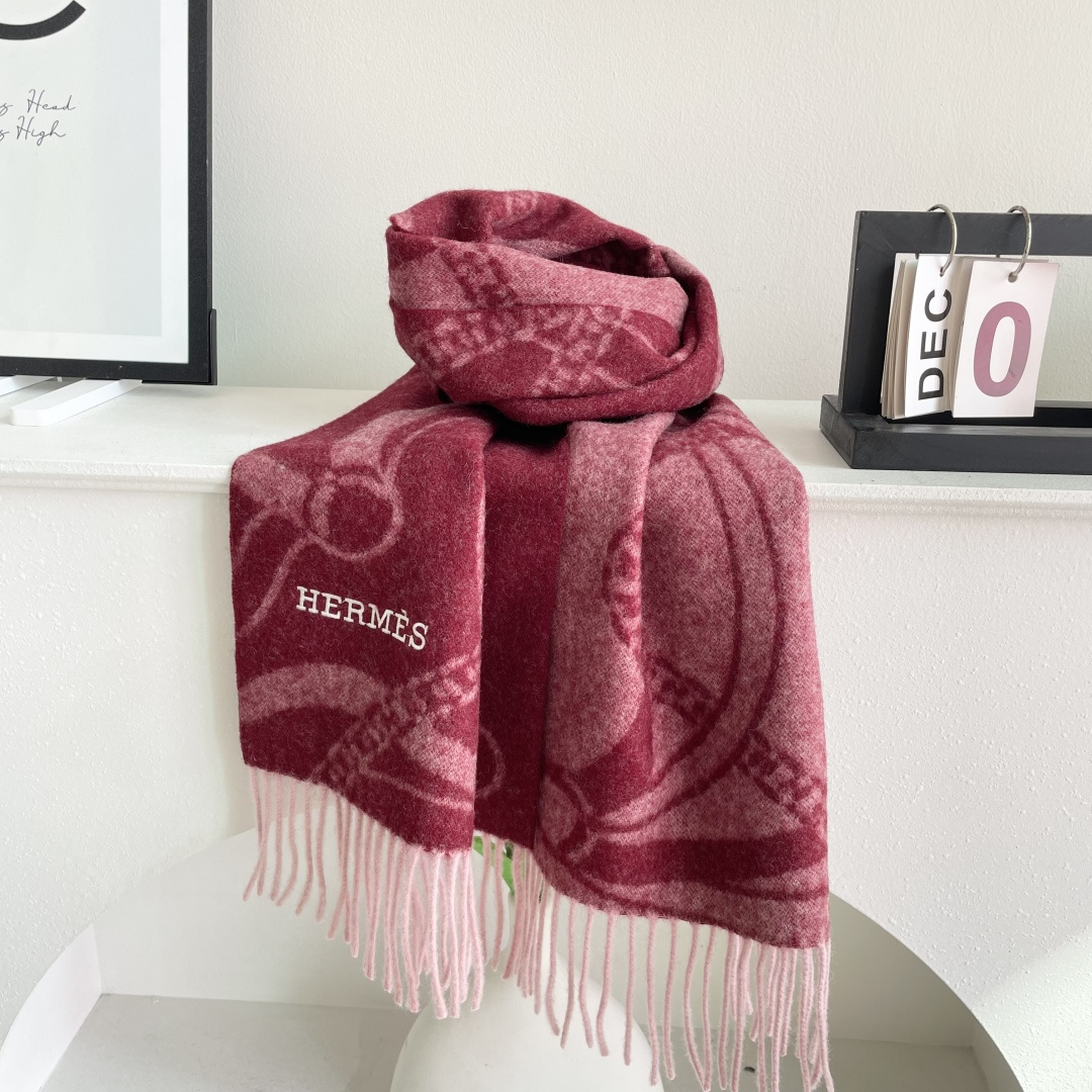上新2025爱马仕男女款围巾且买且珍惜😍~都是出口订单所以比较难遇❤️东西讲究少而精😍好看的一定要收😎这