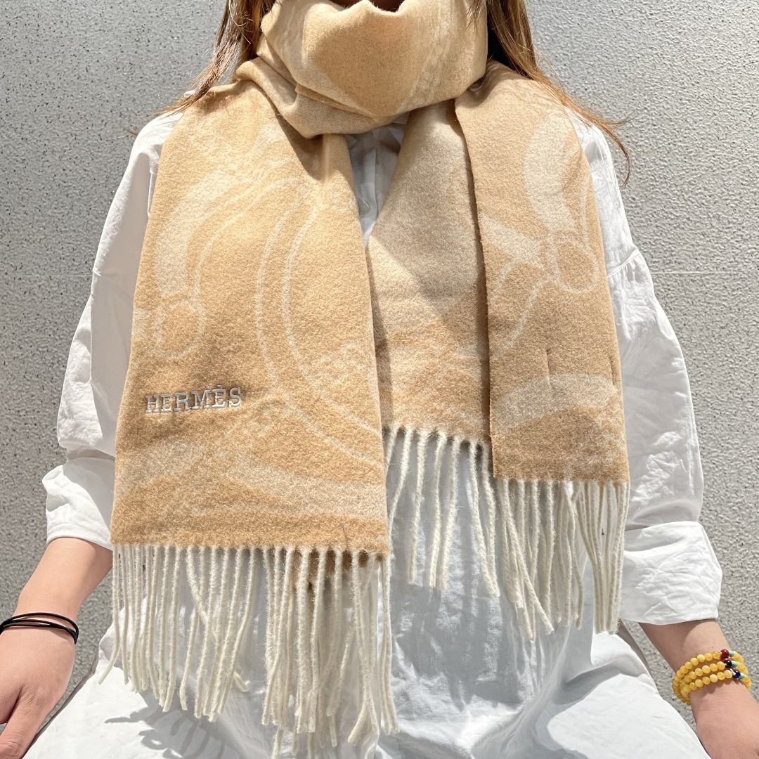 NO:663163,The new 2025 Hermès men's and women's scarves are available, buy them and cherish them~ They are all export orders, so it is rare to find something that is small but refined and beautiful. You must buy this H family women's scarf. The style is very feminine and it is a very Classic design for men and women. The classic large-area fabric is made of cashmere supplied by customers. It is very fine and soft, very beautiful. The upper body effect is unparalleled.  It looks simple and elegant, and has a super nice color scheme. It is a style that any boy or girl will like. The small logo is very exquisite and has a texture that is not ostentatious. It is suitable for formal wear or casual wear. It can be folded in half or hung in a circle. It is stylish for a gentleman and has a warm demeanor. Material cashmere, size 32x160 high version scarf, high version scarf, Hermes19860909上新2025爱马仕男女款围巾且买且珍惜~都是出口订单所以比较难遇东西讲究少而精好看的一定要收这款H家女士围巾,款式很有女性魅力是男女款里非常Classical的设计,经典大方面料采用的是客供的羊绒细腻柔软度都非常的好,非常漂亮.上身效果无敌好看大气简约,超级好看的配色,任何男生女生都会喜欢的款吧小小Logo非常精致的点缀有质感不张扬~~搭配正装或者搭配休闲装都很合适~对折挂围或者绕圈围都完全可以,绅士有型~有温度的风度.材质羊绒,尺寸32x160高版本围巾,高版本围巾,hermes,scarf