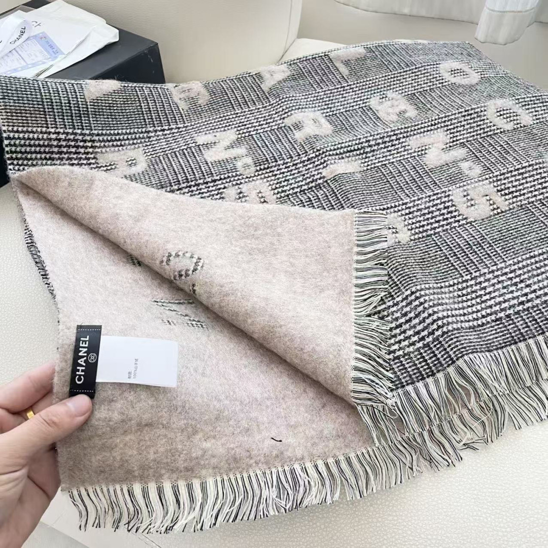 香奈儿新款🗣姑娘们出来炸街啦黑色系色调真的无敌经典了。不是俗气的漂白。就本色调，带点米的高级配色。～百分