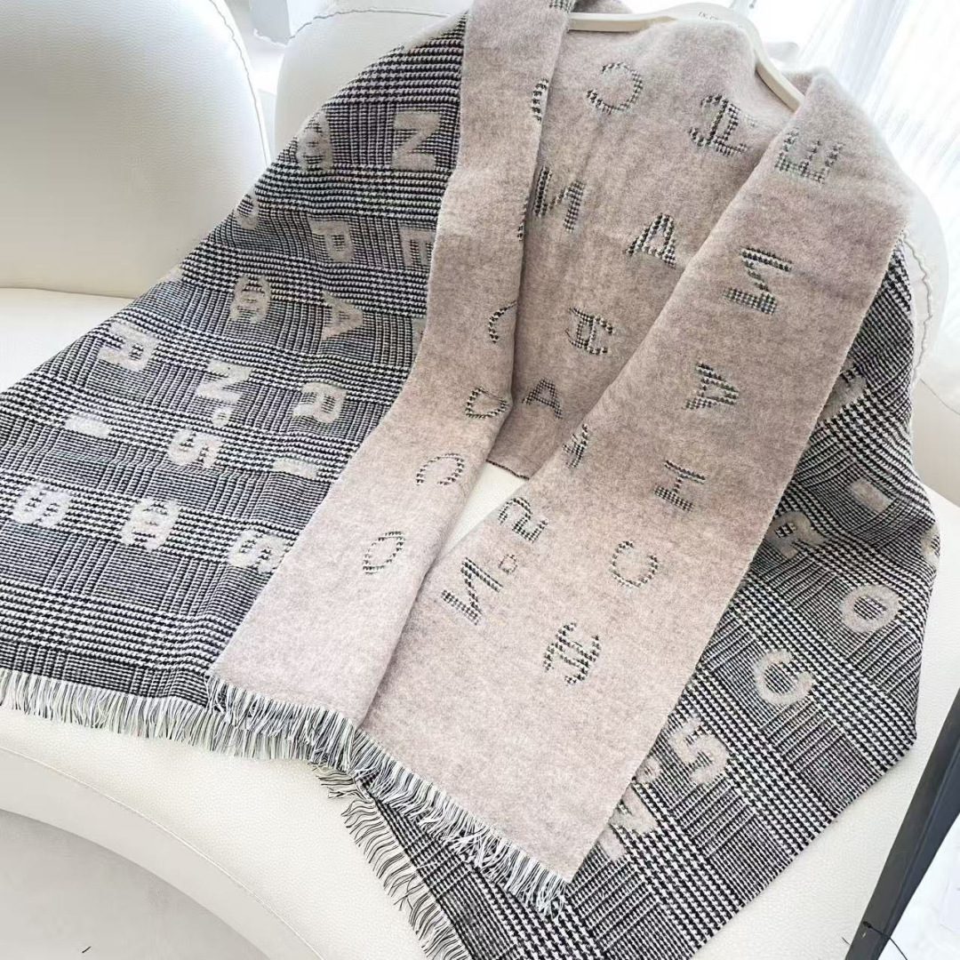 香奈儿新款🗣姑娘们出来炸街啦黑色系色调真的无敌经典了。不是俗气的漂白。就本色调，带点米的高级配色。～百分