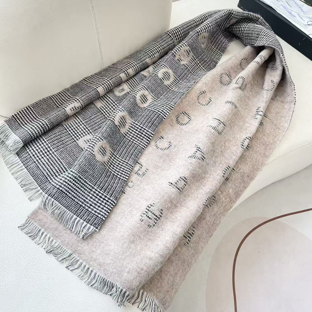 香奈儿新款🗣姑娘们出来炸街啦黑色系色调真的无敌经典了。不是俗气的漂白。就本色调，带点米的高级配色。～百分