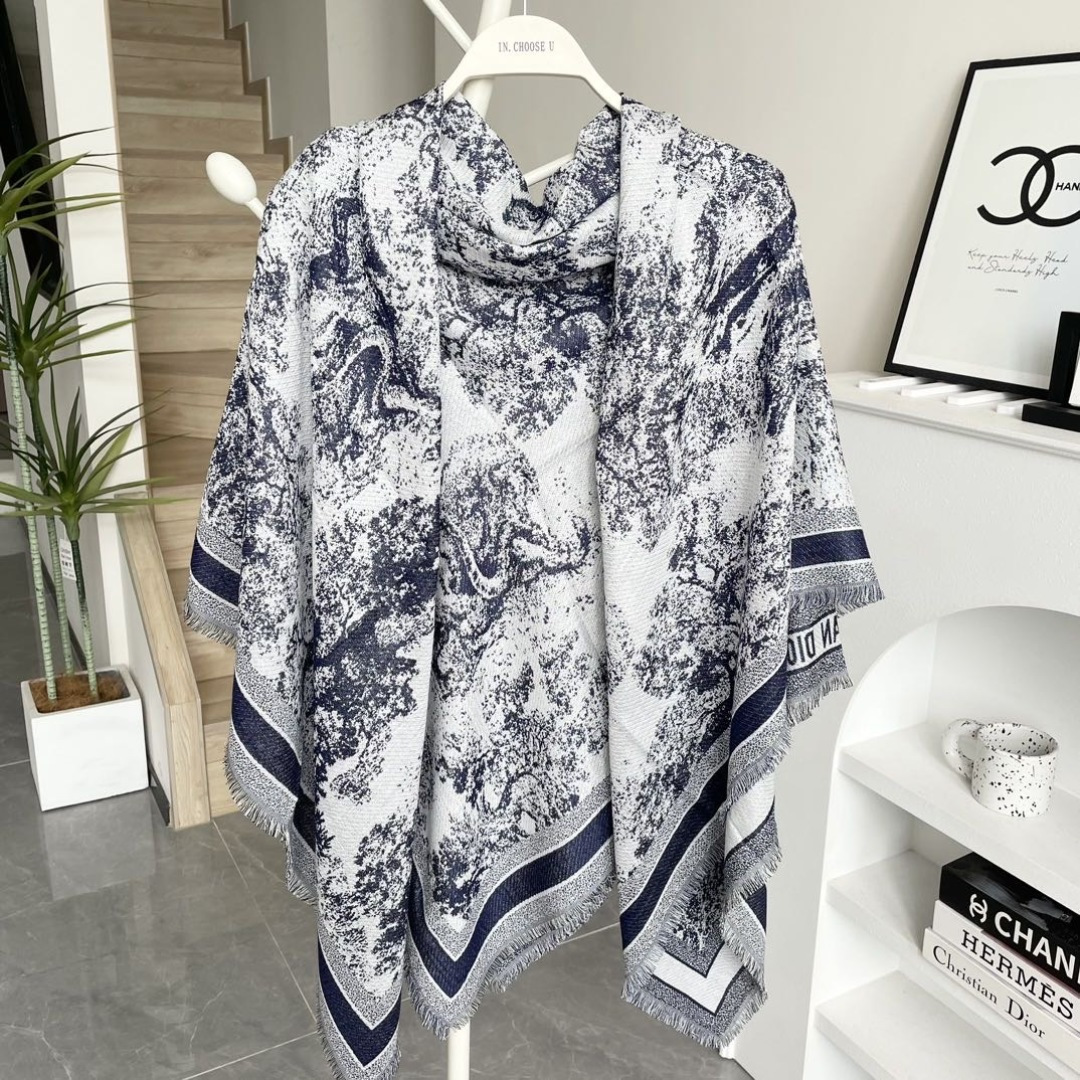 方巾】Dior披肩❤️经典字母👍搭配丝毛混纺的华美质感，与成衣和配饰系列单品搭配相宜。尺寸：140 x 