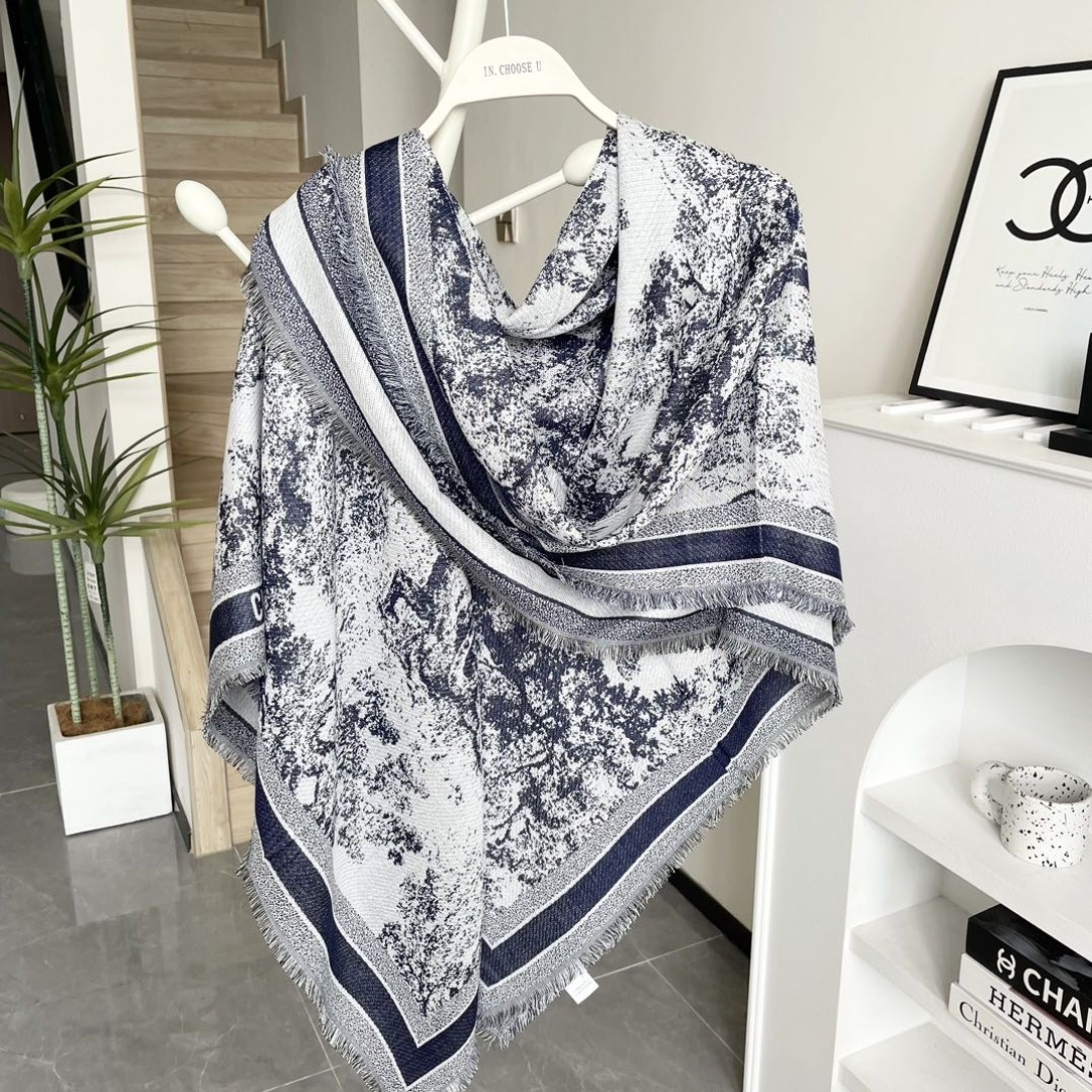 方巾】Dior披肩❤️经典字母👍搭配丝毛混纺的华美质感，与成衣和配饰系列单品搭配相宜。尺寸：140 x 