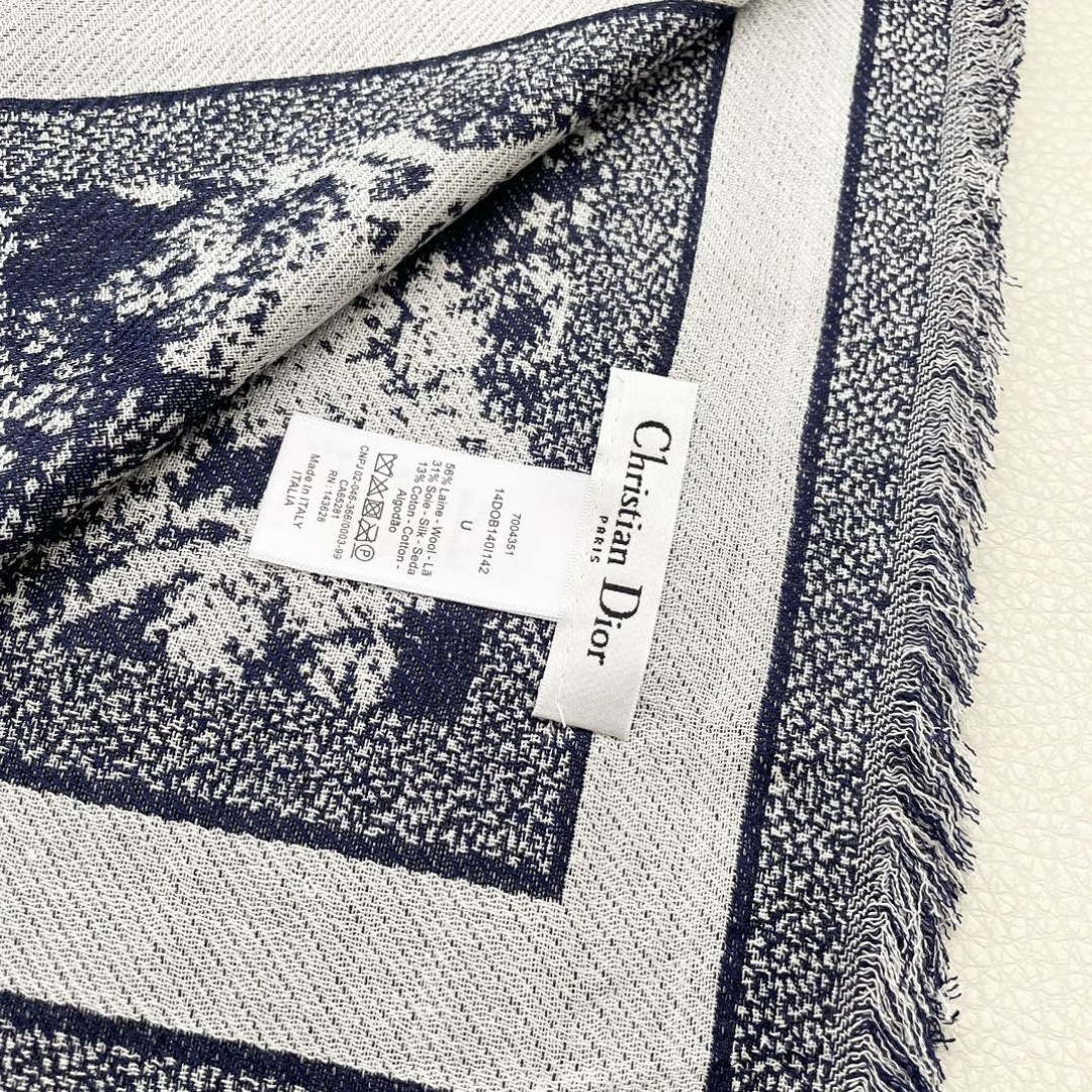 方巾】Dior披肩❤️经典字母👍搭配丝毛混纺的华美质感，与成衣和配饰系列单品搭配相宜。尺寸：140 x 