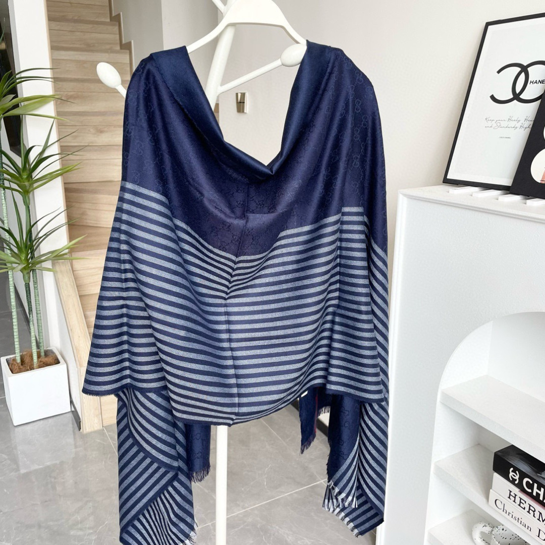 古奇25年专柜最新款‼️东西有多正可以自己看，这款不需要太多华丽的语言修饰。色织提花棋盘格工艺，线条缎面