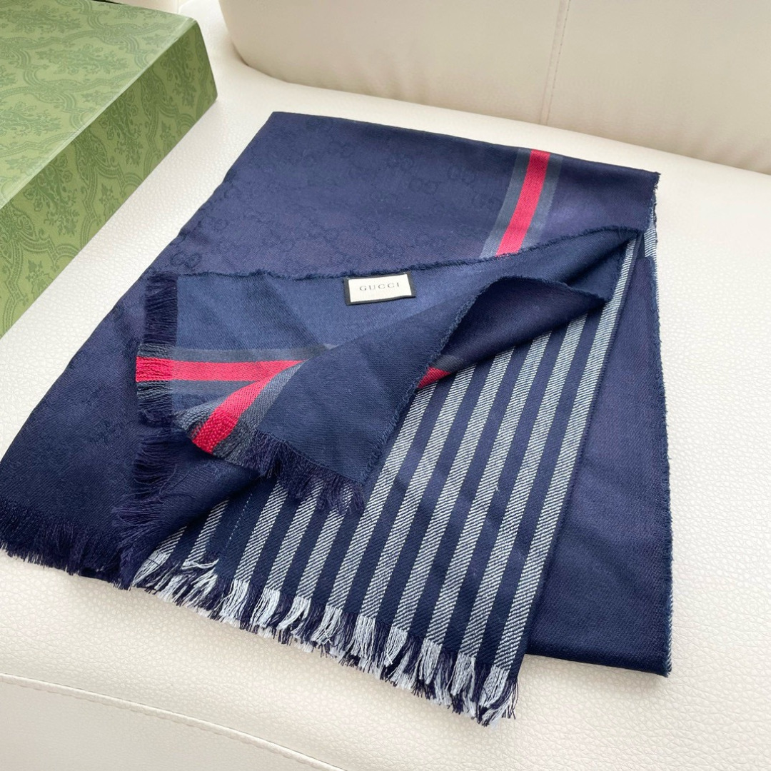 古奇25年专柜最新款‼️东西有多正可以自己看，这款不需要太多华丽的语言修饰。色织提花棋盘格工艺，线条缎面