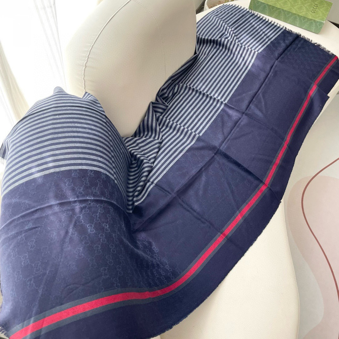 古奇25年专柜最新款‼️东西有多正可以自己看，这款不需要太多华丽的语言修饰。色织提花棋盘格工艺，线条缎面