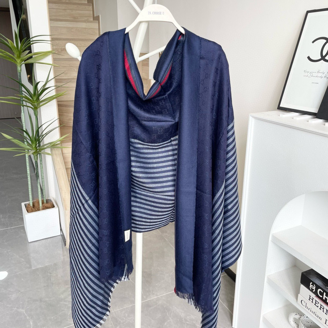 古奇25年专柜最新款‼️东西有多正可以自己看，这款不需要太多华丽的语言修饰。色织提花棋盘格工艺，线条缎面