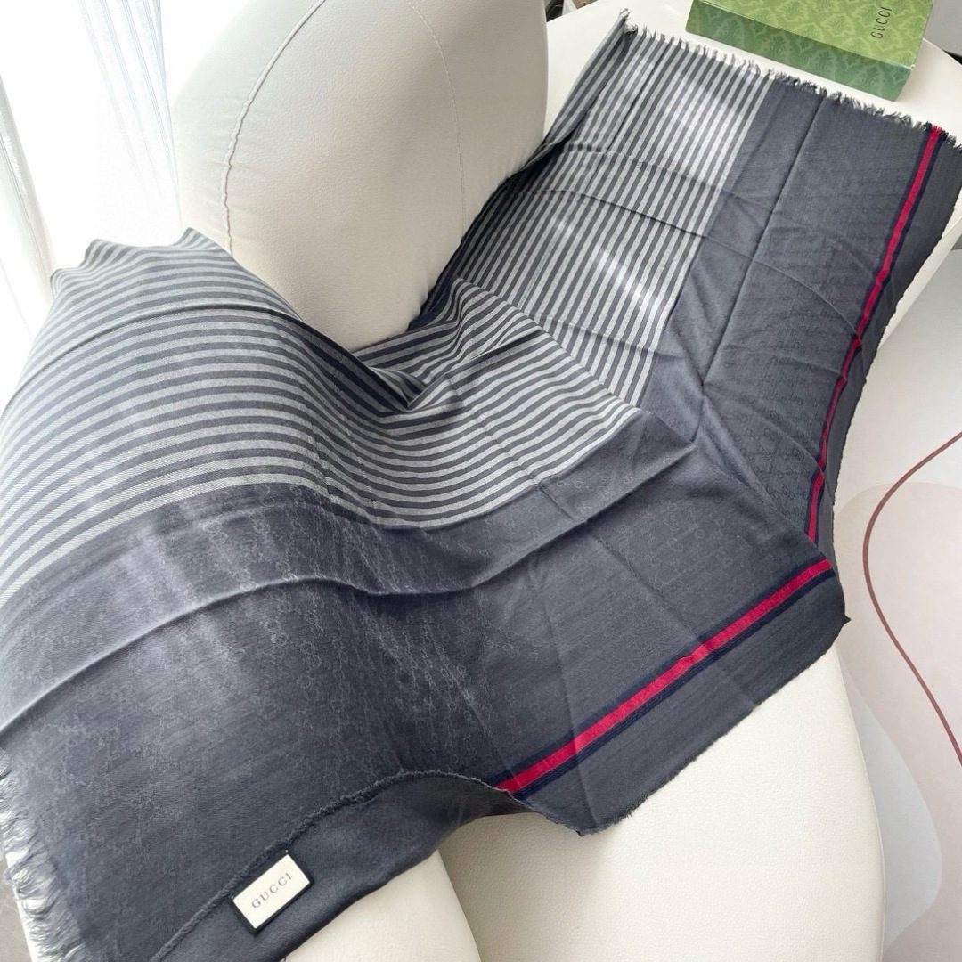 古奇25年专柜最新款‼️东西有多正可以自己看，这款不需要太多华丽的语言修饰。色织提花棋盘格工艺，线条缎面