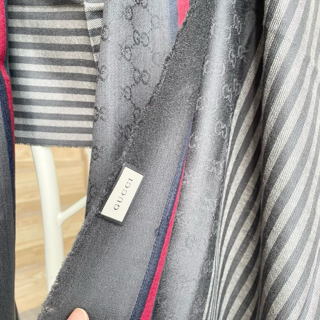 古奇25年专柜最新款‼️东西有多正可以自己看，这款不需要太多华丽的语言修饰。色织提花棋盘格工艺，线条缎面