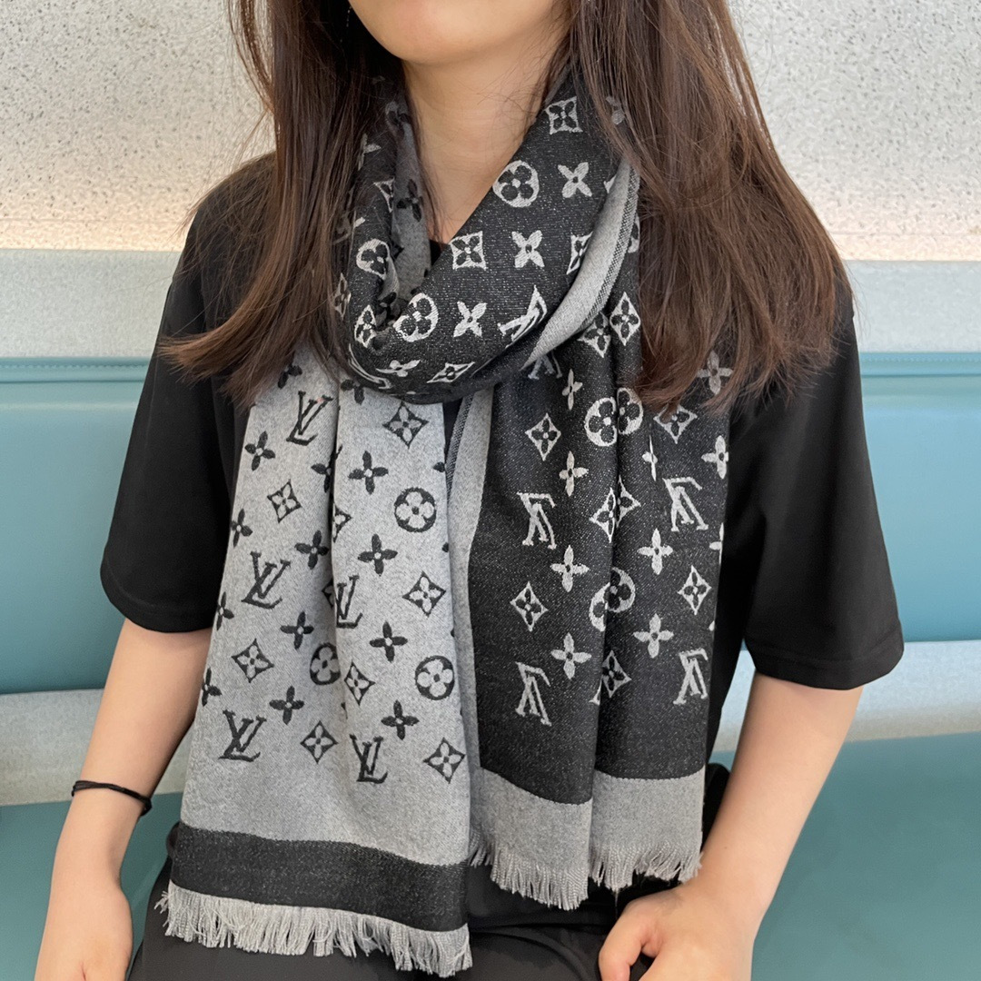 NO:663220,Louis Vuitton's heavy original order, exactly the same as the new colors of the LV counter, exported overseas. The latest limited edition double-sided color matching [limited edition] at the counter is of excellent quality, with exquisite high-density fonts that are extremely clear. The fabric is the highest quality plateau cashmere wool silk (the same as the counter). It feels soft and silky, luxurious and textured!  The color combination is very aristocratic, the contrast is strong, very eye-catching. This shawl will be mixed and matched, the texture is soft and warm. It will be popular this year, get it quickly [48*200 cashmere] high version scarf, high version scarf, louis vuitton, louis vuitton, real silk, shawls19860909路易威登重磅原单,一模一样 LV专柜新色 出口境外.专柜的最新限量双面拼色【限量版】品质极好,精工高密度字体无比清晰 面料为最顶级高原喀什米尔羊毛真丝(和专柜一样) 手感柔软丝滑 奢华有质感！颜色搭配非常贵族色,对比强烈,非常养眼这款披肩将混搭,质地柔软而温暖 今年必火,速速入手【48*200 羊绒】高版本围巾,高版本围巾,louis vuitton,louis vuitton,real silk,shawls,scarf