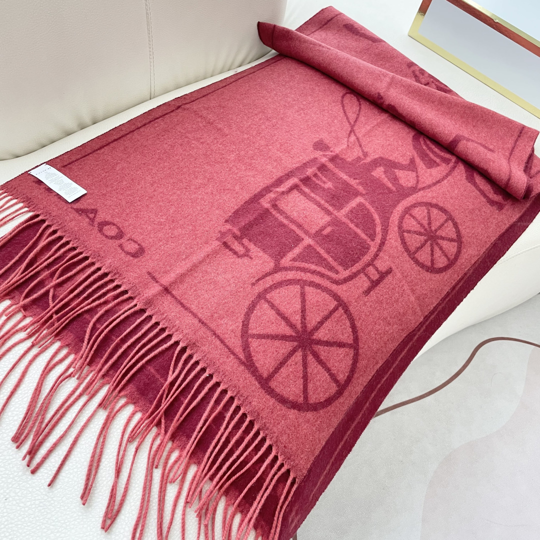 高版本✨【经典款】COACH经典 蔻驰披肩也太好看了吧！不仅有颜值还有品质，羊绒，手感超级软糯和舒服，尺