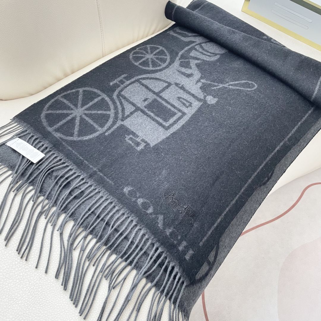 高版本✨【经典款】COACH经典 蔻驰披肩也太好看了吧！不仅有颜值还有品质，羊绒，手感超级软糯和舒服，尺