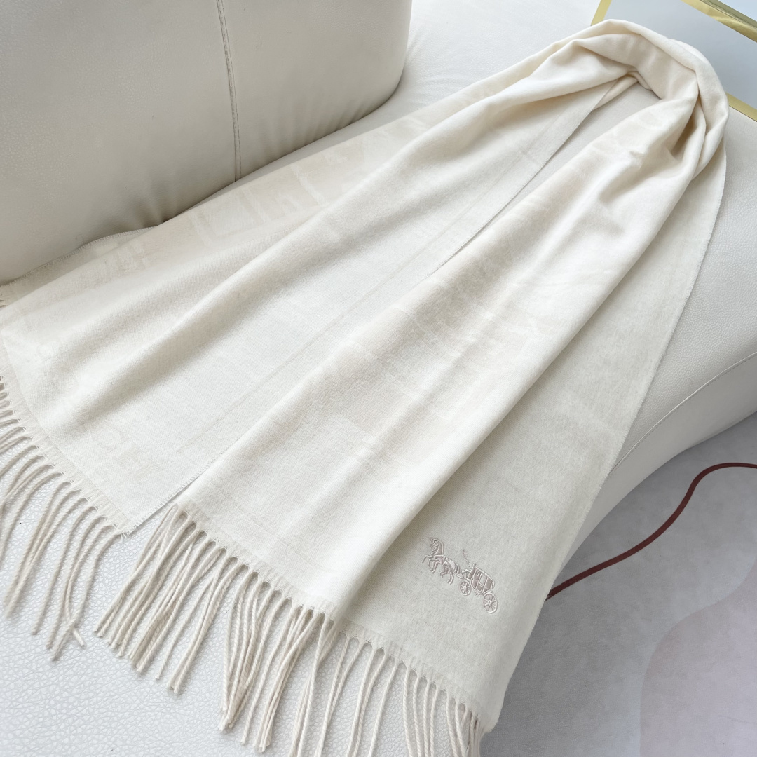 高版本✨【经典款】COACH经典 蔻驰披肩也太好看了吧！不仅有颜值还有品质，羊绒，手感超级软糯和舒服，尺