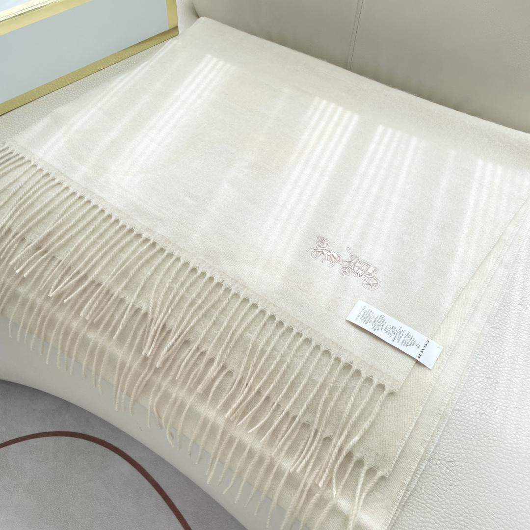 高版本✨【经典款】COACH经典 蔻驰披肩也太好看了吧！不仅有颜值还有品质，羊绒，手感超级软糯和舒服，尺