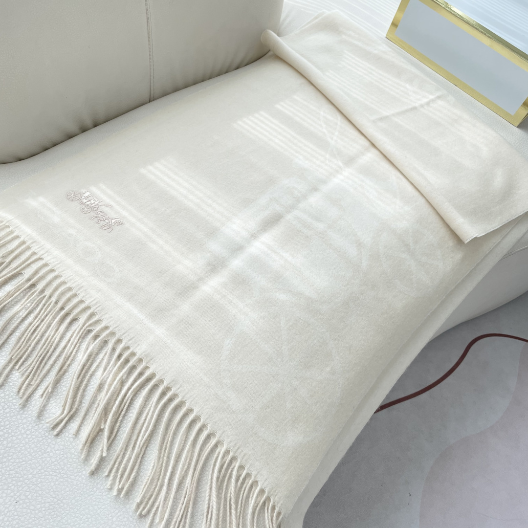 高版本✨【经典款】COACH经典 蔻驰披肩也太好看了吧！不仅有颜值还有品质，羊绒，手感超级软糯和舒服，尺