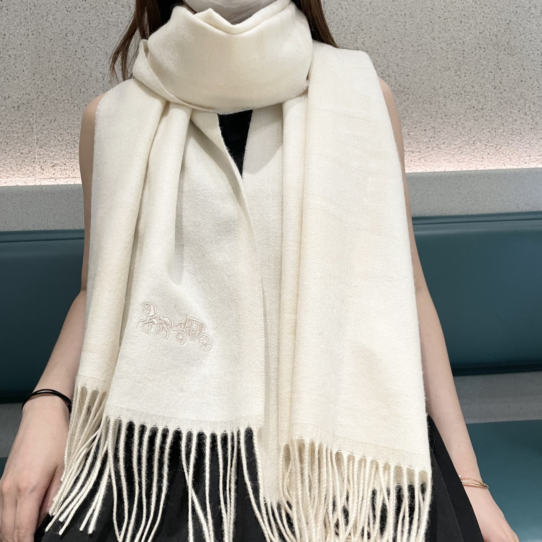 高版本✨【经典款】COACH经典 蔻驰披肩也太好看了吧！不仅有颜值还有品质，羊绒，手感超级软糯和舒服，尺