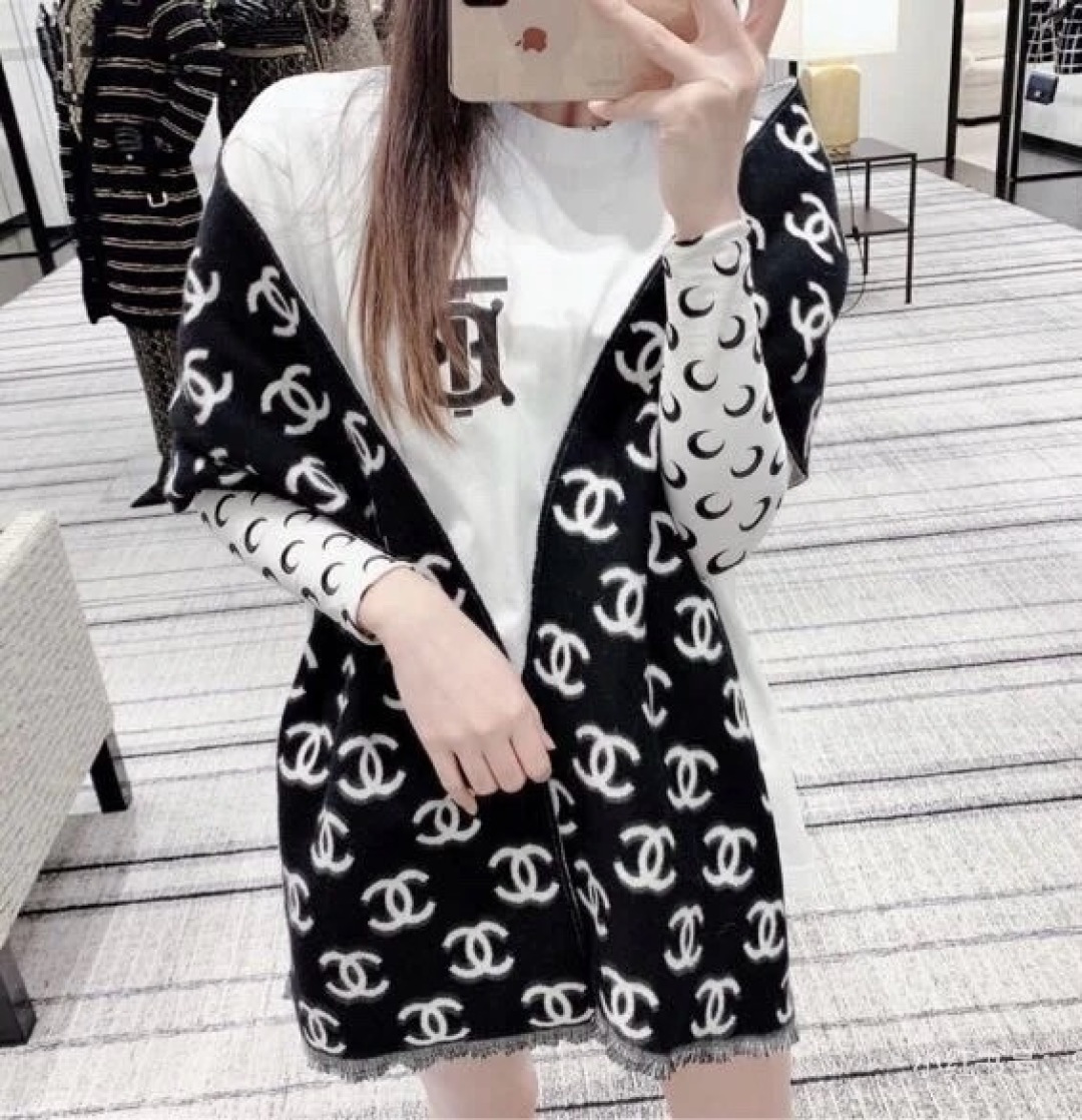 香奈儿新款🗣姑娘们出来炸街啦黑色系色调真的无敌经典了。不是俗气的漂白。就本色调，带点米的高级配色。～百分