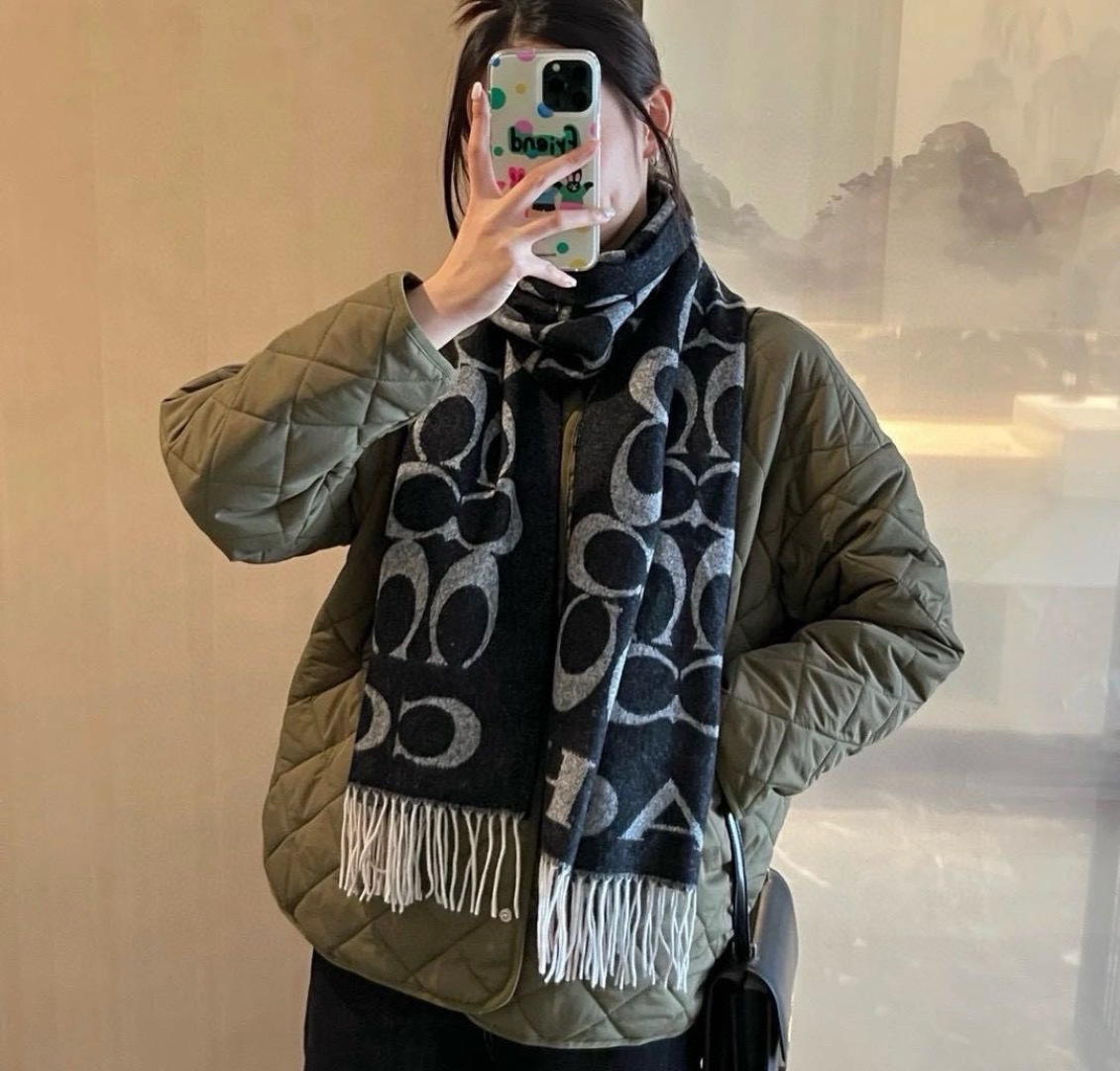 NO:663181,[Classic] COACH classic shawl is so pretty!  It not only has looks but also quality, 97 wool + 3 cashmere, it feels super soft and comfortable, the size is 195×53cm, the overall width is okay, it can be regarded as a small shawl. The front and back are made of complementary colors, one side has a dark logo with a light base, and the other side is the opposite color. The gentle and soft feeling scarf must be this one!  high version scarf,high version scarf,coach,coach,shawls19860909【经典款】COACH经典 蔻驰披肩也太好看了吧！不仅有颜值还有品质,97羊毛+3羊绒,手感超级软糯和舒服,尺寸195×53cm,整体宽度还可以,算是个小披肩.正反面做的互补色,一面是深色logo搭配浅色底,另一面是相反色,温温柔柔的感觉围巾一定要冲这一条！高版本围巾,高版本围巾,coach,coach,shawls,scarf