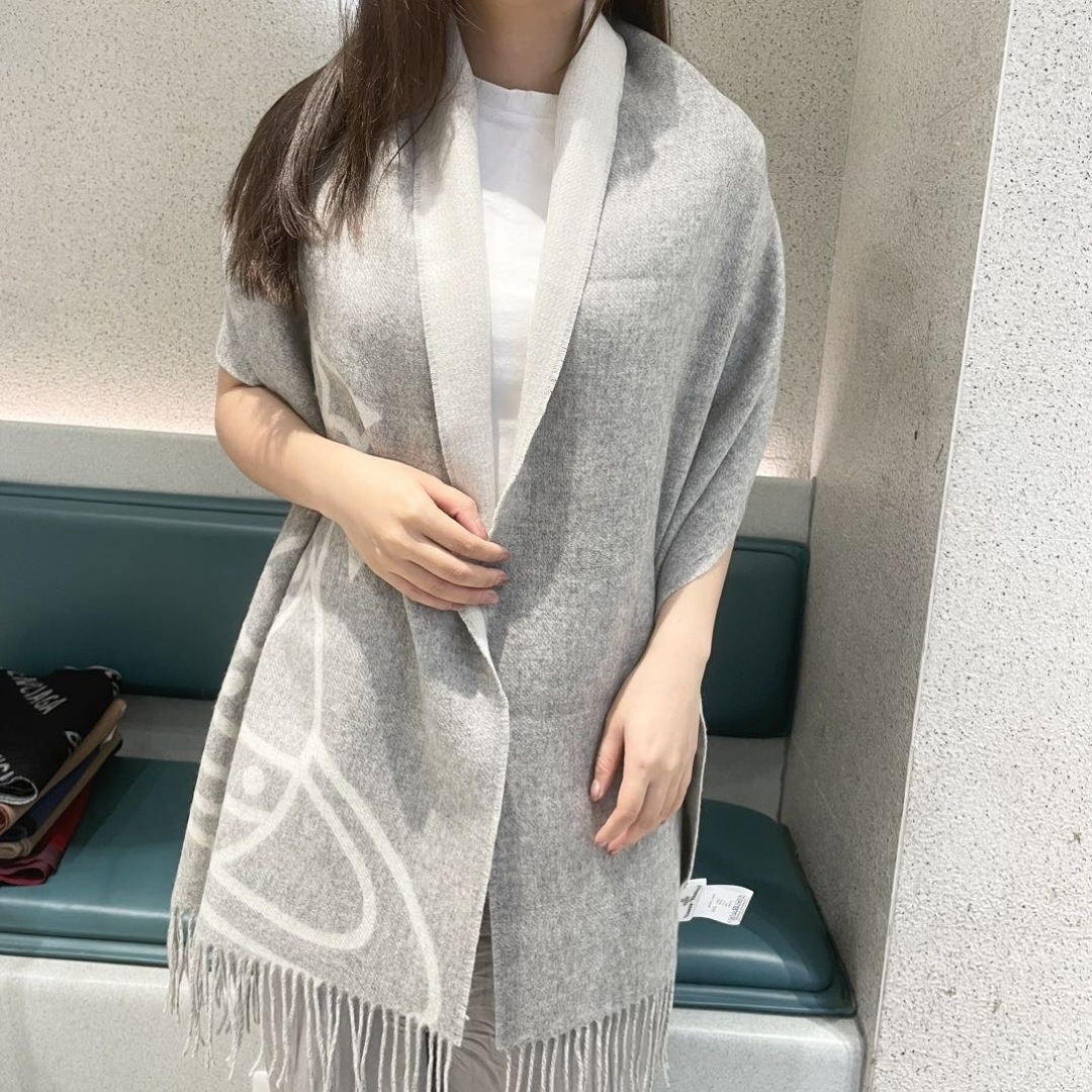 NO:663228,The British punk godmother 'Vivienne Westwood' loves Saturn. Spiritually, Vivenne Westwood is the fashion brand that best represents the British. A product that is strongly recommended this season. Big 'Saturn' Logo jacquard, the meaning of Saturn is also consistent with the design concept of the Queen Mother. The fabric is made of 95 most tensile wool and 5 cashmere. The size is 200*50, double-sided design, soft to the touch and not irritating, super popular hot style!  high version scarf,high version scarf19860909英国朋克教母“西太后Vivienne Westwood”最爱的土星从精神上,Vivenne Westwood才是最能代表英国人的时尚品牌.本季强推的一款产品.大“土星”Logo提花,土星的意义也是和西太后的设计理念是一致的.面料采用了95最具张力羊毛,5羊绒.尺寸200*50,双面设计,手感柔软不扎手,超级受追捧的爆款！高版本围巾,高版本围巾,scarf