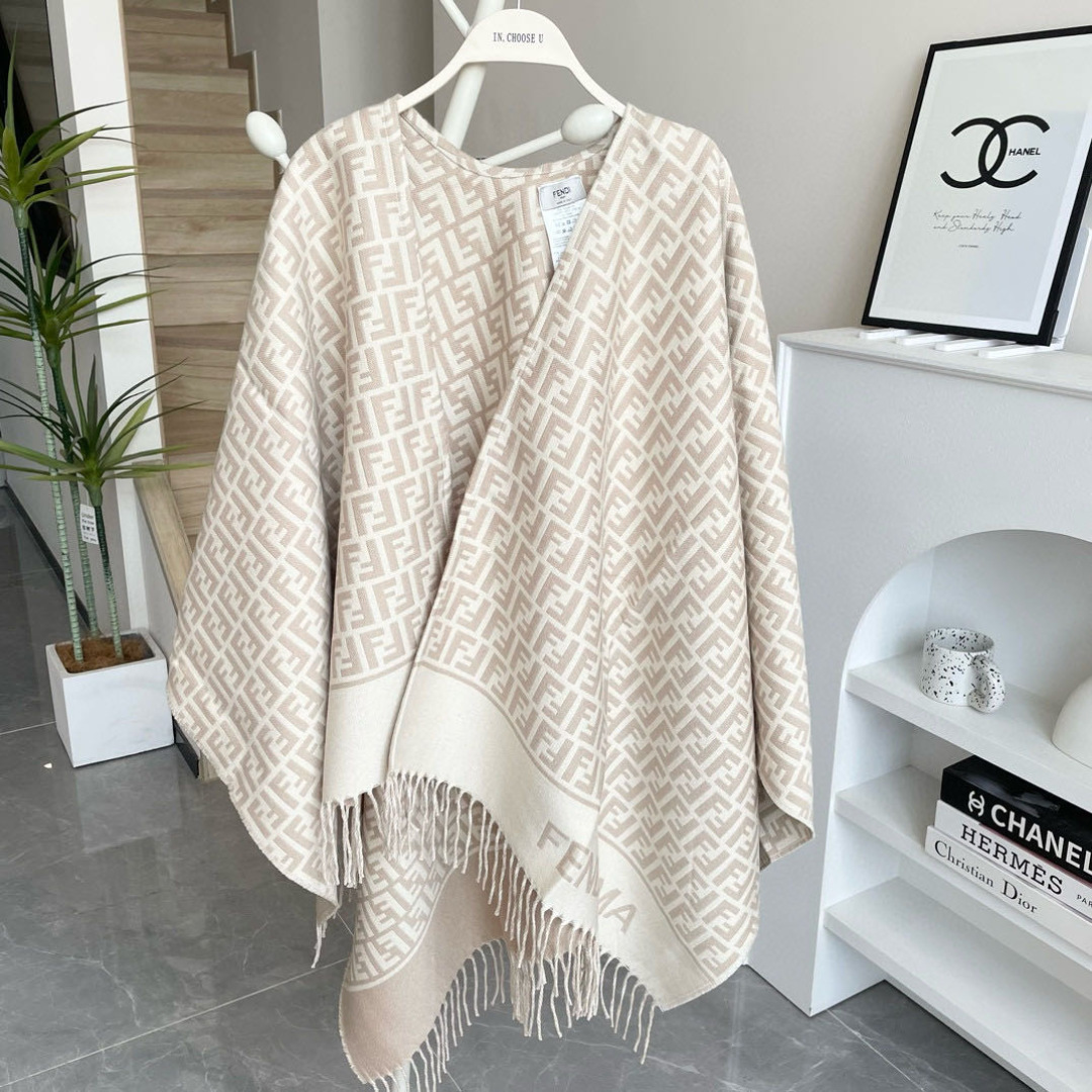 ✨✨爆款来了新款免代购❗️极品‼️重磅最新经典FF字母元素羊毛斗篷，大极品‼️F主打的斗篷，专柜也是刚上