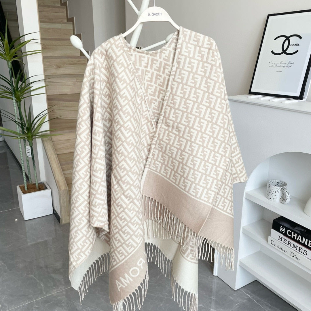 ✨✨爆款来了新款免代购❗️极品‼️重磅最新经典FF字母元素羊毛斗篷，大极品‼️F主打的斗篷，专柜也是刚上